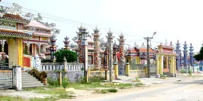 Hoành tráng đến lãng phí (Trong ảnh: “Thành phố lăng” tại xã Phong Hải,huyện Phong Điền, TT-Huế). Ảnh: Phan Lê